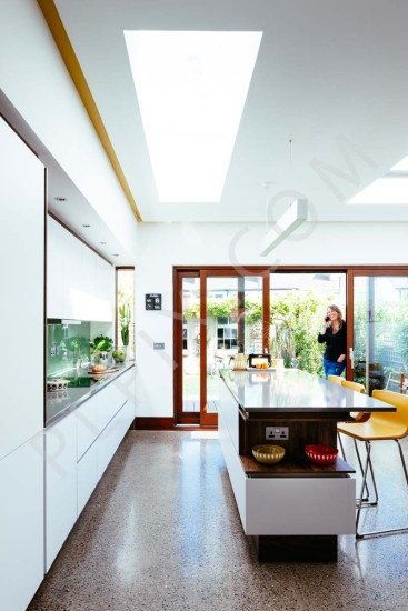 Kitchen extension with retro furniture