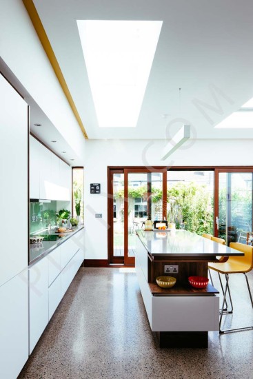 Kitchen extension with retro furniture