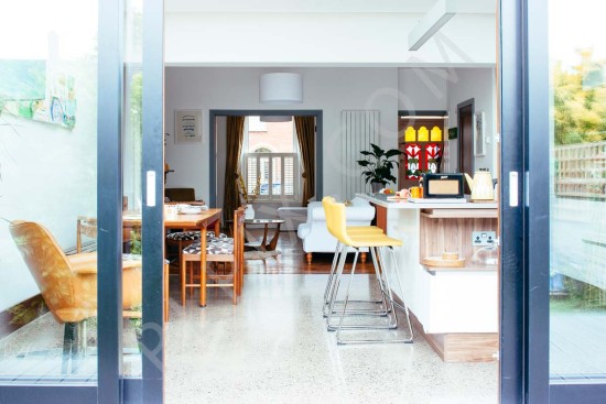 Kitchen extension with retro furniture