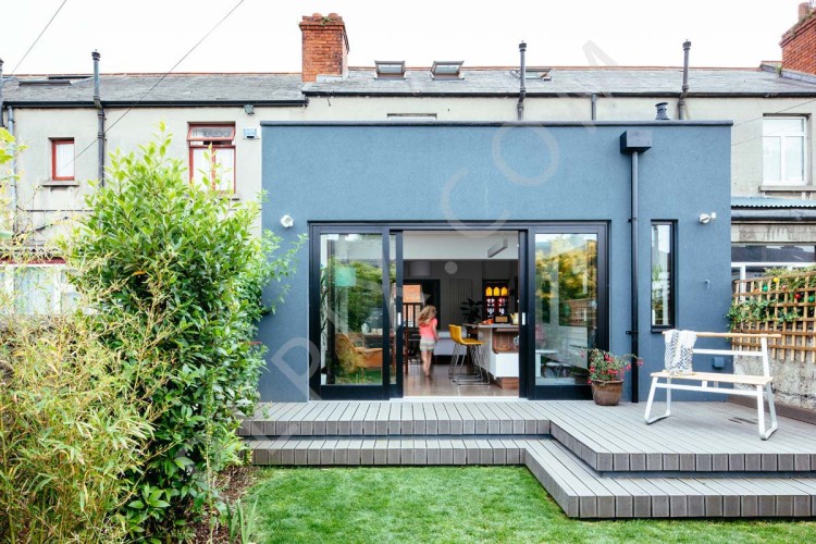 Kitchen extension with retro furniture