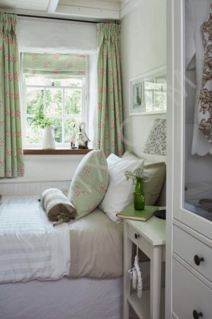 Lovely Thatched cottage with cozy interiors