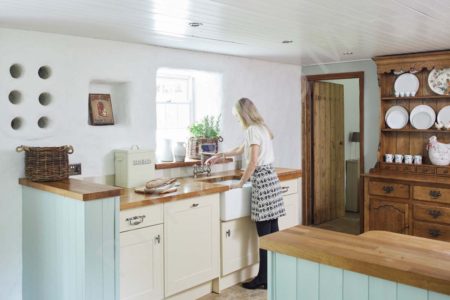 Lovely Thatched cottage with cozy interiors