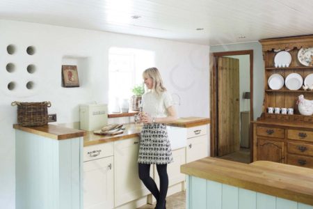 Lovely Thatched cottage with cozy interiors