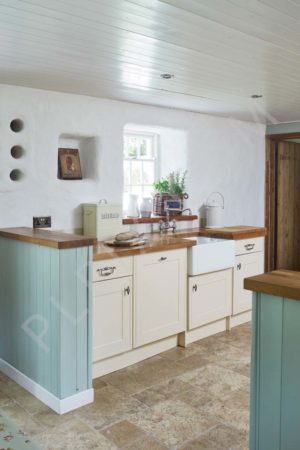 Lovely Thatched cottage with cozy interiors