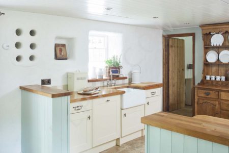 Lovely Thatched cottage with cozy interiors