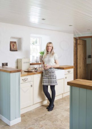 Lovely Thatched cottage with cozy interiors