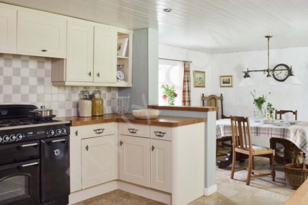 Lovely Thatched cottage with cozy interiors