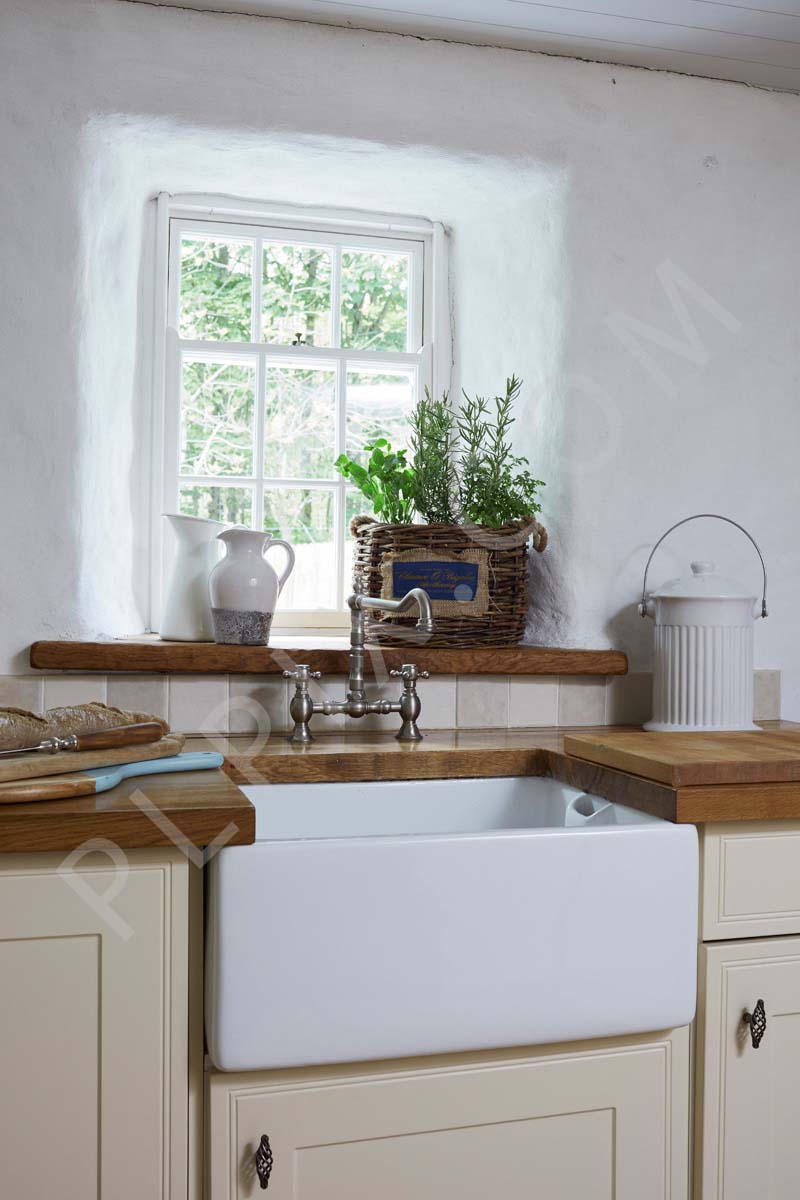 Lovely Thatched cottage with cozy interiors