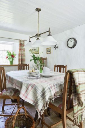 Lovely Thatched cottage with cozy interiors