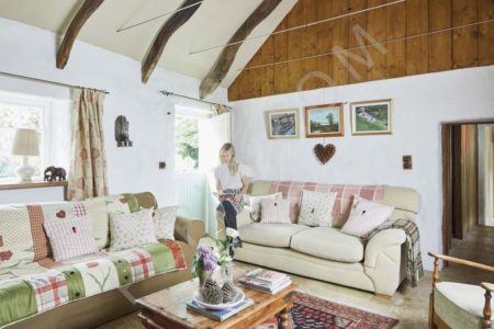 Lovely Thatched cottage with cozy interiors