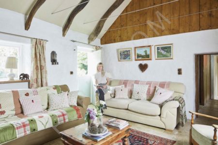 Lovely Thatched cottage with cozy interiors