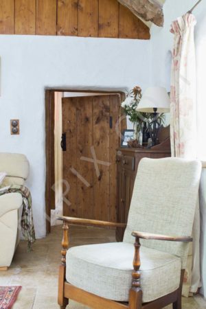 Lovely Thatched cottage with cozy interiors