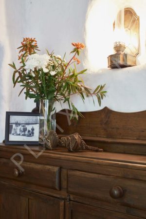 Lovely Thatched cottage with cozy interiors