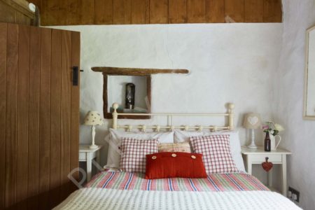 Lovely Thatched cottage with cozy interiors