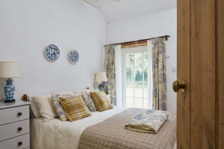 Lovely Thatched cottage with cozy interiors