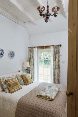 Lovely Thatched cottage with cozy interiors