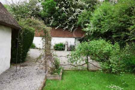 Lovely Thatched cottage with cozy interiors